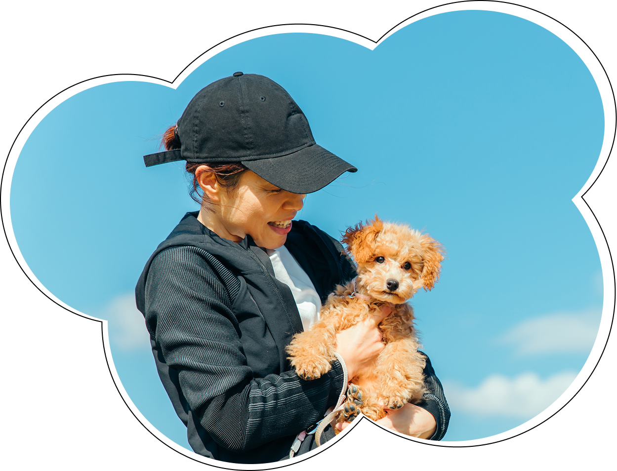 飼い主が犬を抱っこしている画像